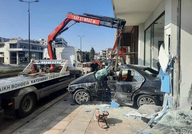 Accident grav pe bulevardul Kifissia: mașina s-a izbit într-o vitrină