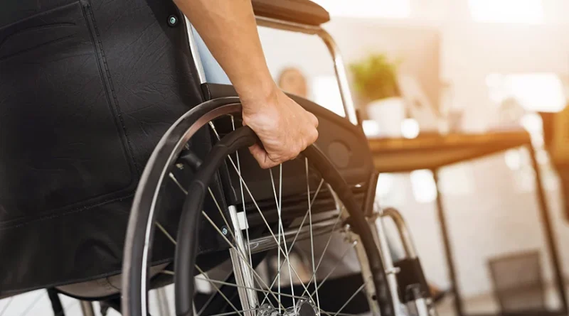 ევიაში მამინაცვალი შშმ პირს გახურებული უთოთი თავს დაესხა