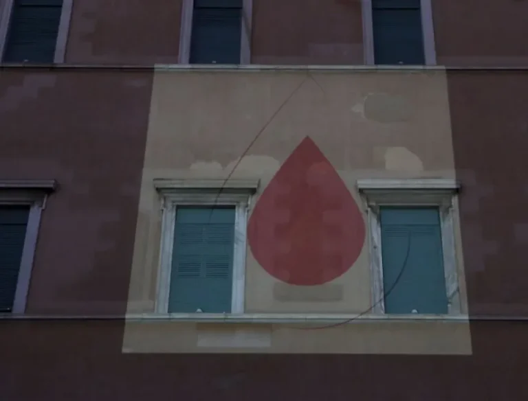 Cu ocazia Zilei Mondiale a Donatorului de Sânge a Voluntarilor, clădirea Parlamentului Greciei a fost decorată cu o picătură roșie