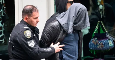 ათენი: სადარბაზოში ნაპოვნი ქალის მკვლელობაში ეჭვმიტანილი დააკავეს