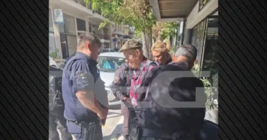 საბერძნეთში ძაღლივით მექცევიან, ერთ დღეს მივალ მათ ოფისებში და ყველას დავკბენ – რას წერს პრესას 89 წლის კაცი, რომელიც ΕΦΚΑ-სა და სასამართლოს შენობაში იარაღით შევარდა