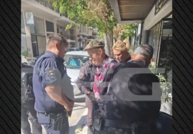 საბერძნეთში ძაღლივით მექცევიან, ერთ დღეს მივალ მათ ოფისებში და ყველას დავკბენ – რას წერს პრესას 89 წლის კაცი, რომელიც ΕΦΚΑ-სა და სასამართლოს შენობაში იარაღით შევარდა