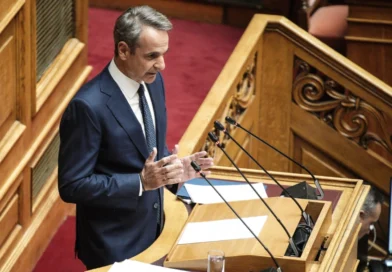 კირიაკოს მიცოტაკისი ნიკოს ანდრულაკისს მიმართავს 