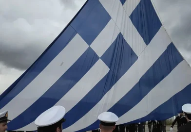 წვიმამაც ვერ შეაჩერა ხიოსის პორტში უზარმაზარი საბერძნეთის დროშის აღმართვის ცერემონია
