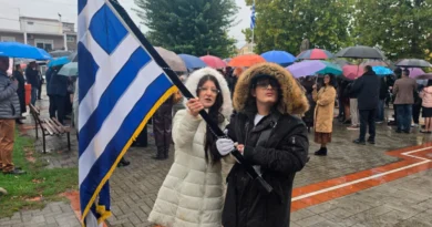 ხანძრიდან 10 წლის შემდეგ პატარა სტეფანემ 28 ოქტომბრის აღლუმზე საბერძნეთის დროშა აღმართა