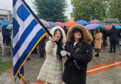 ხანძრიდან 10 წლის შემდეგ პატარა სტეფანემ 28 ოქტომბრის აღლუმზე საბერძნეთის დროშა აღმართა