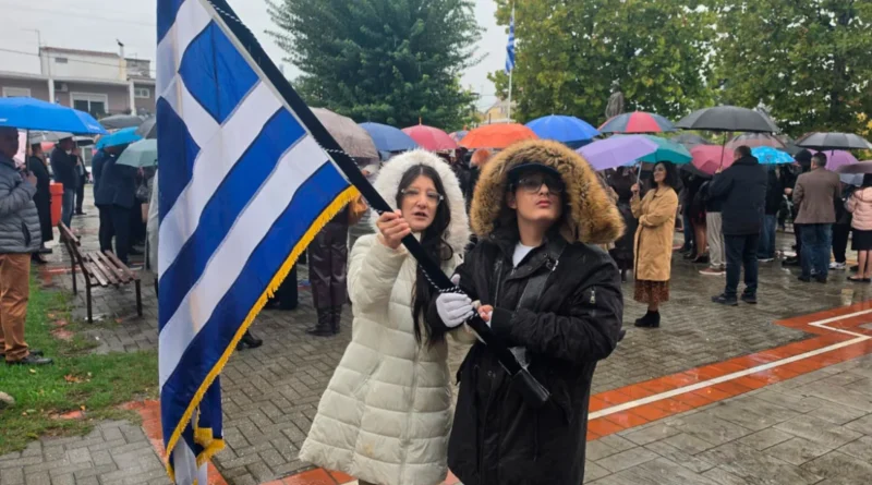 ხანძრიდან 10 წლის შემდეგ პატარა სტეფანემ 28 ოქტომბრის აღლუმზე საბერძნეთის დროშა აღმართა
